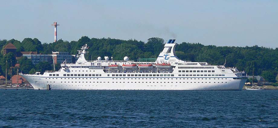 MS Astor im Kiel Canal